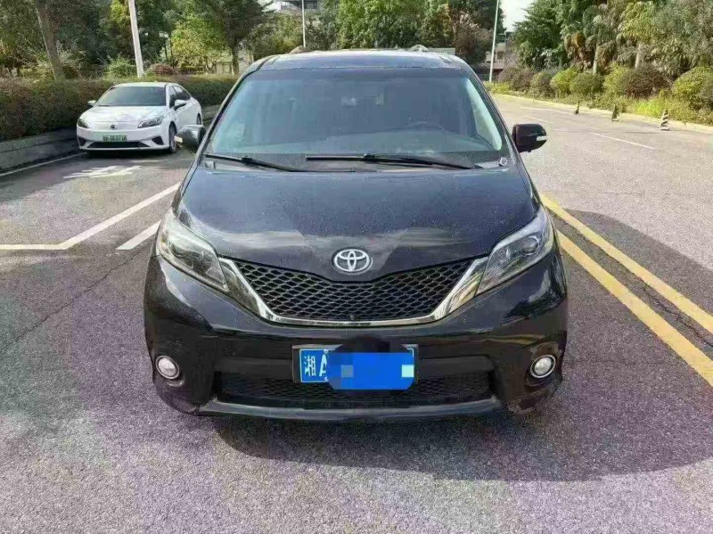 珠海17年丰田塞纳1