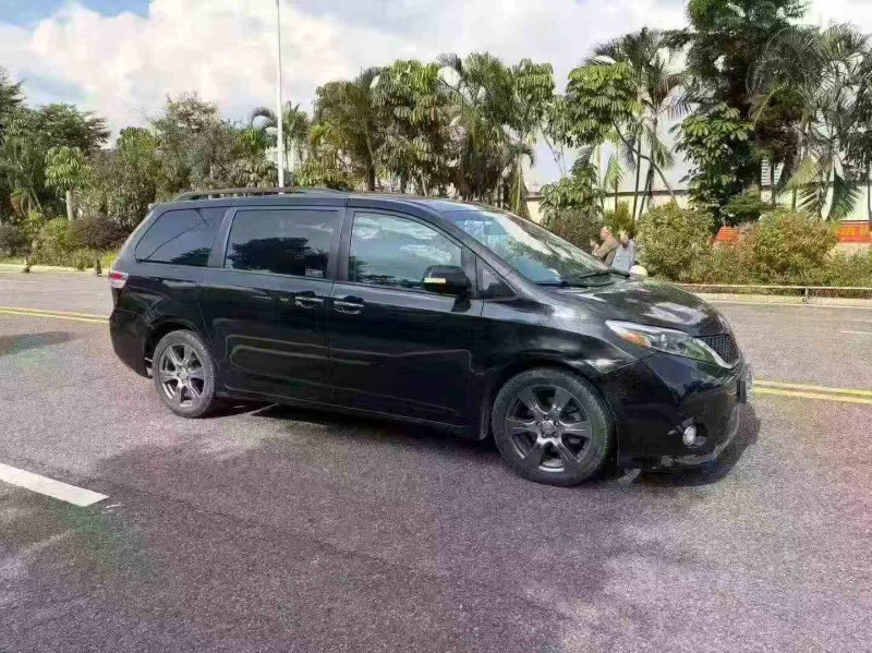 珠海17年丰田塞纳2