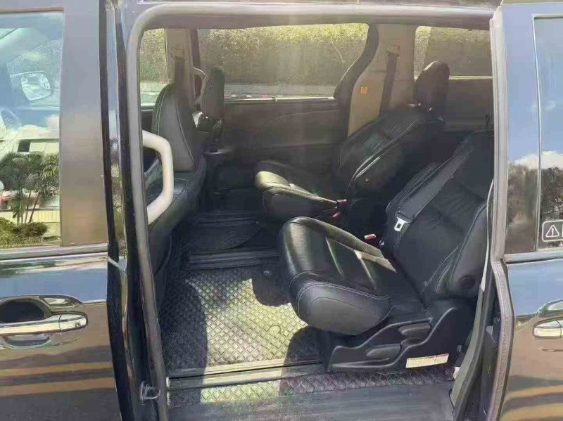 珠海17年丰田塞纳4