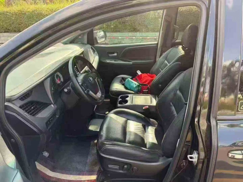 珠海17年丰田塞纳5