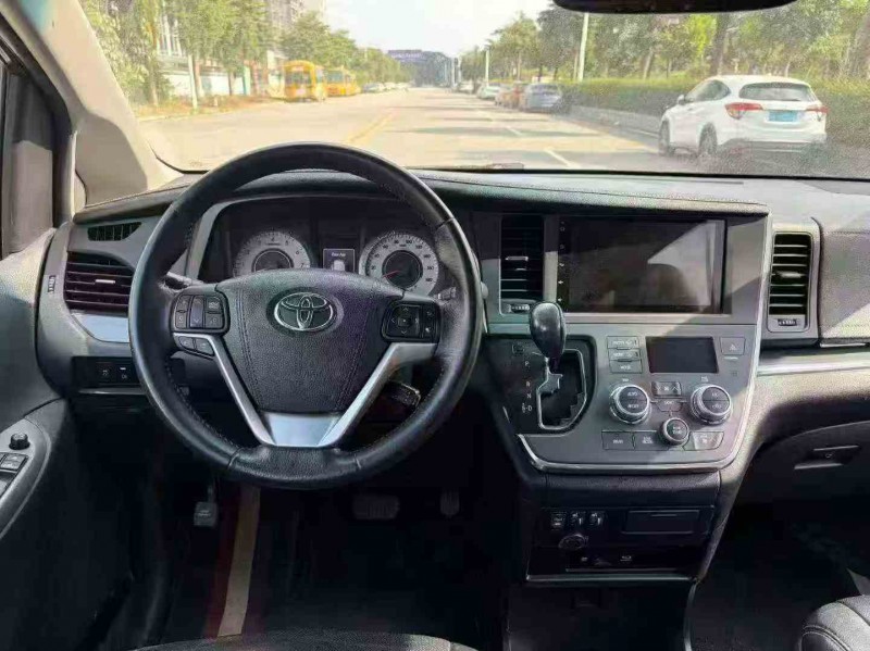 珠海17年丰田塞纳7