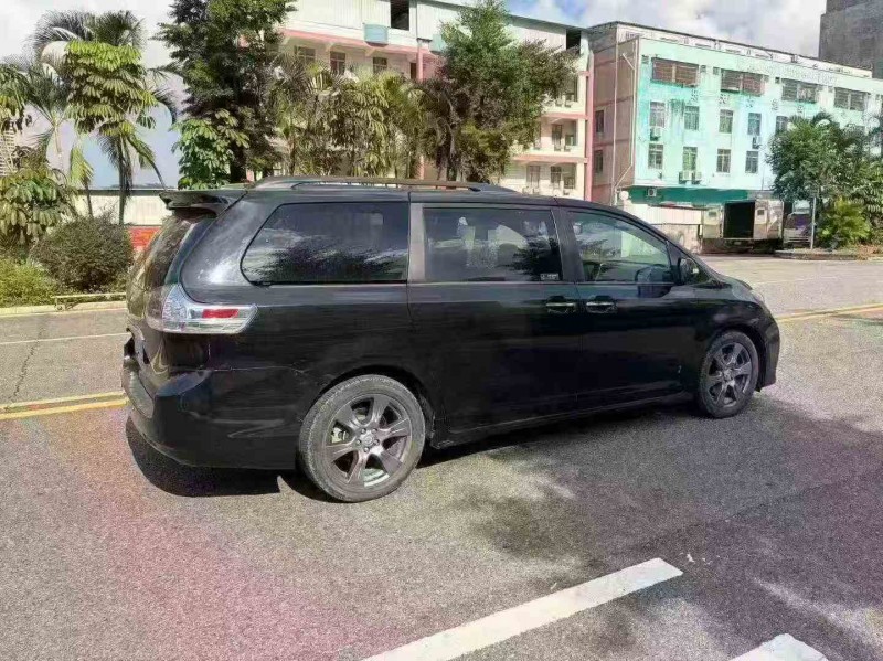 珠海17年丰田塞纳9