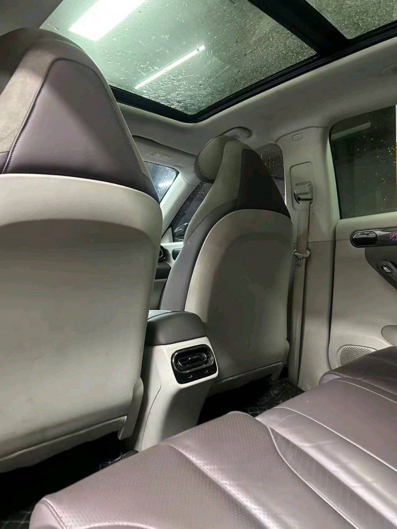 成都23年零跑汽车C114