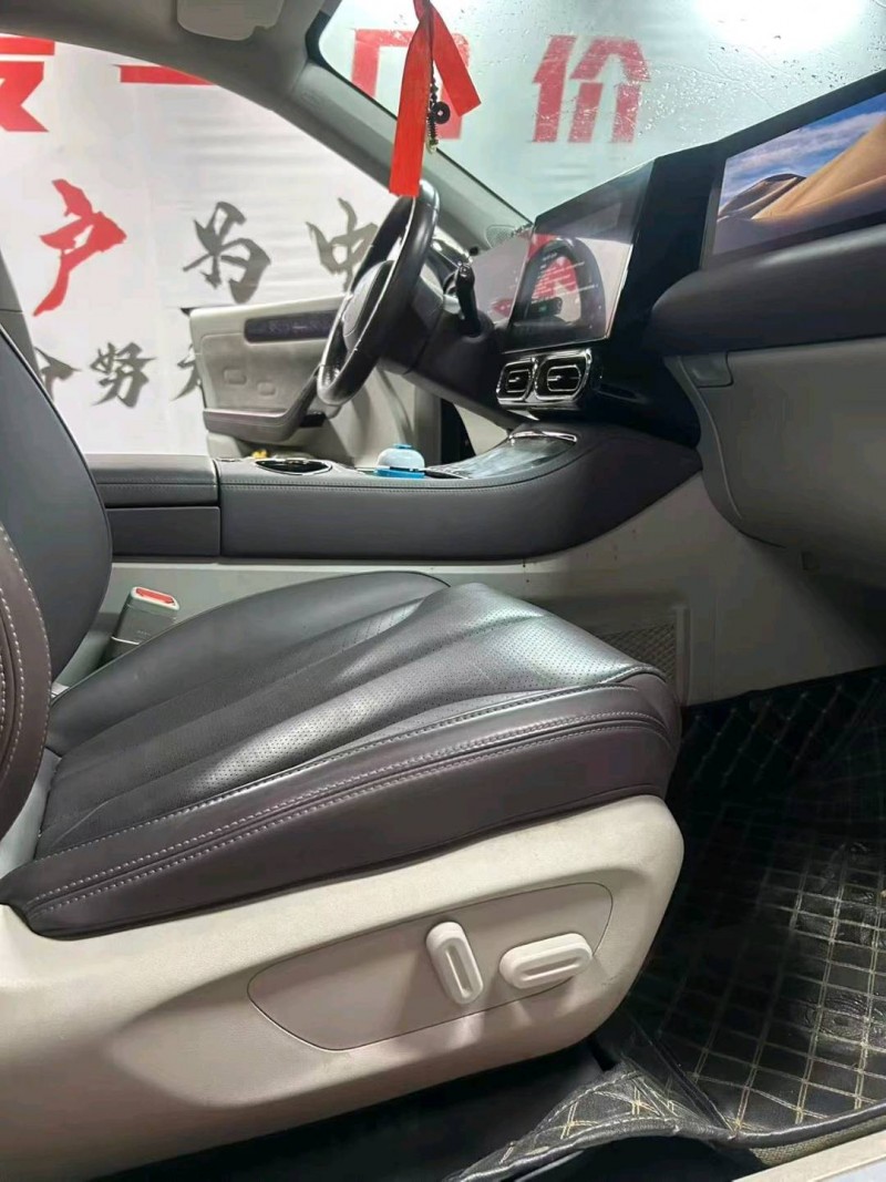 成都23年零跑汽车C115