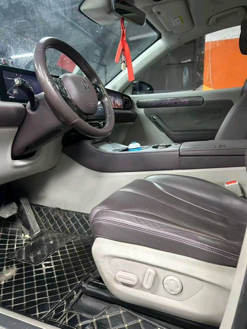 成都23年零跑汽车C117