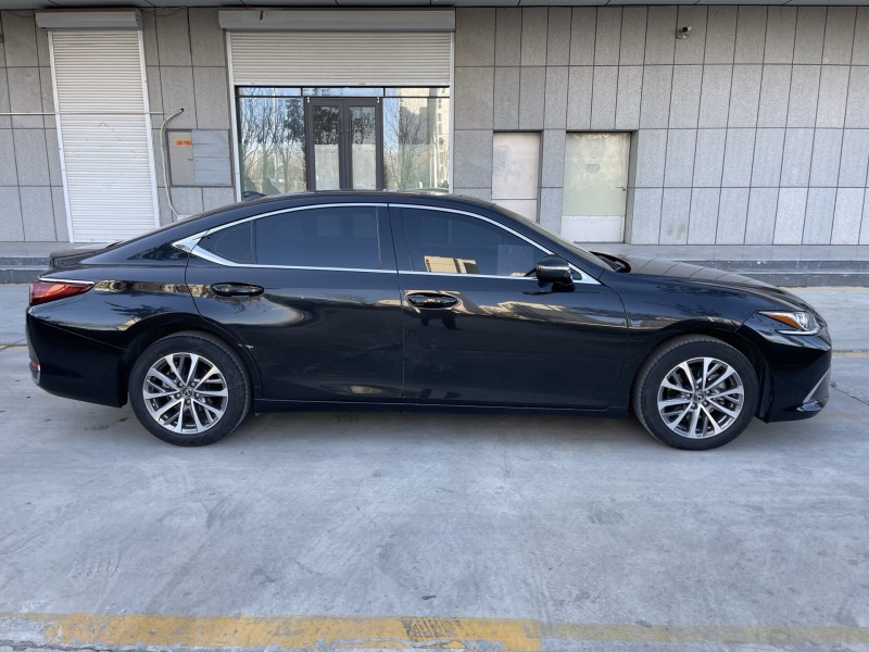 济宁23年雷克萨斯ES7