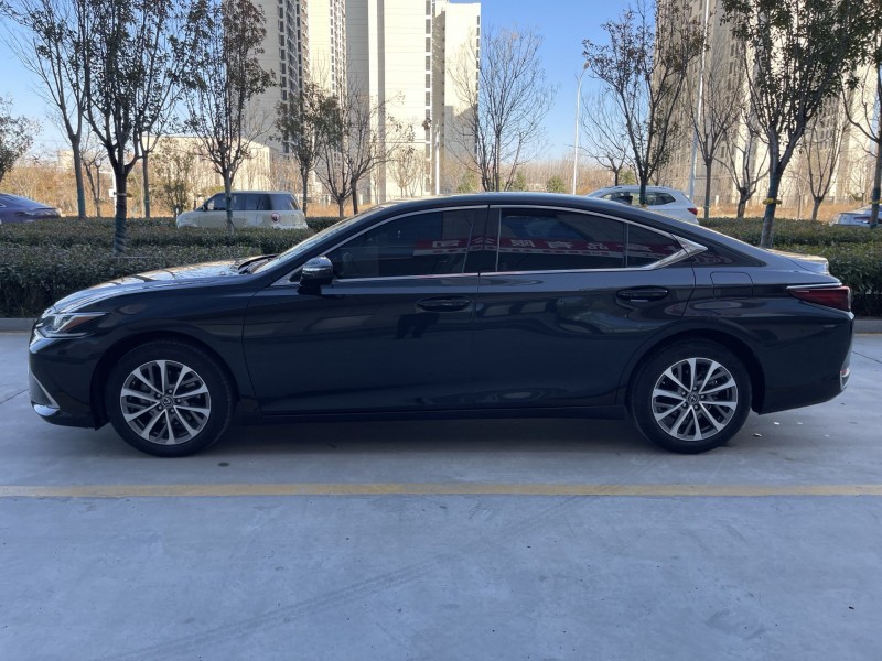 济宁23年雷克萨斯ES8