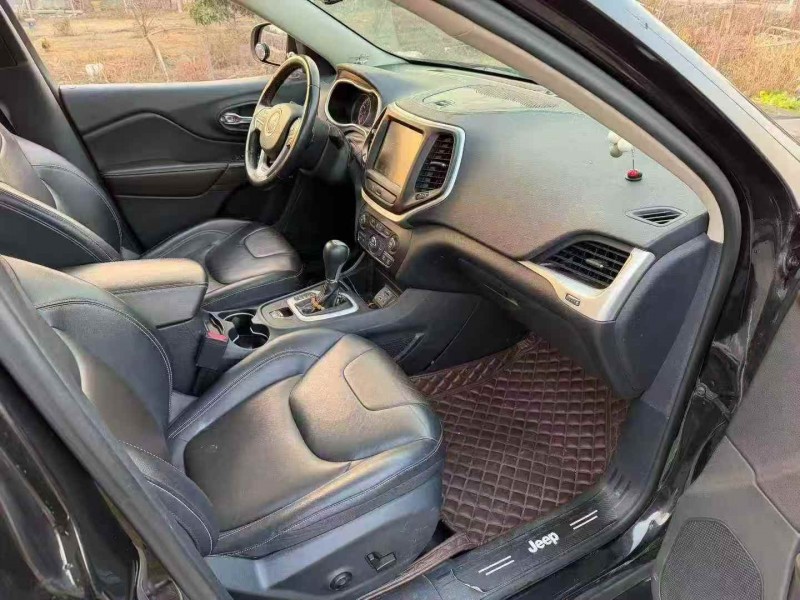 绍兴20年Jeep自由光6