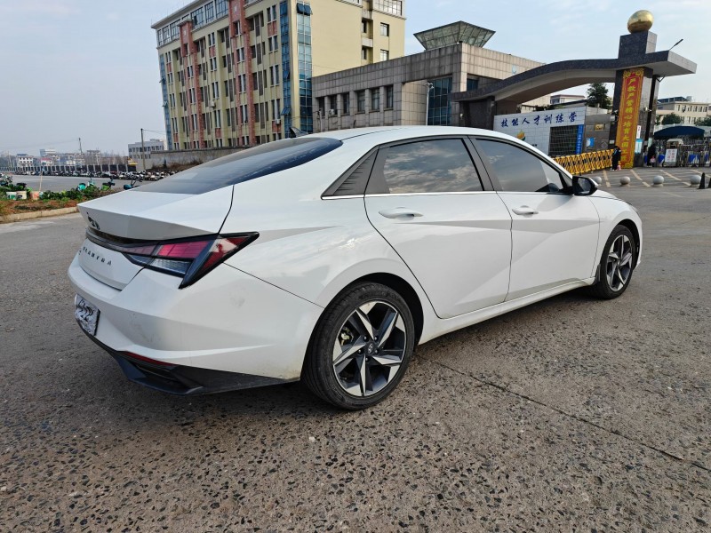 济宁22年现代伊兰特7