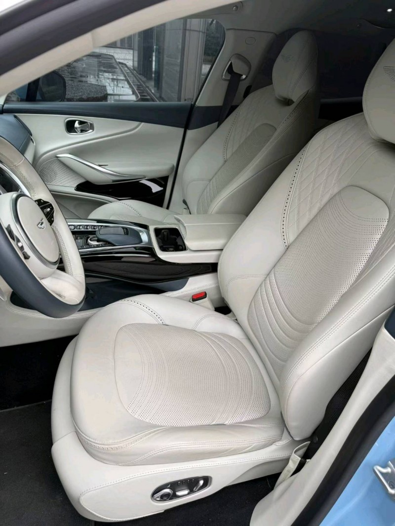 徐州22年阿斯顿·马丁DBX5