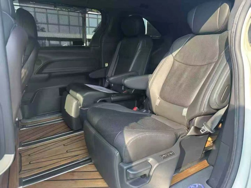 东莞22年丰田塞纳4