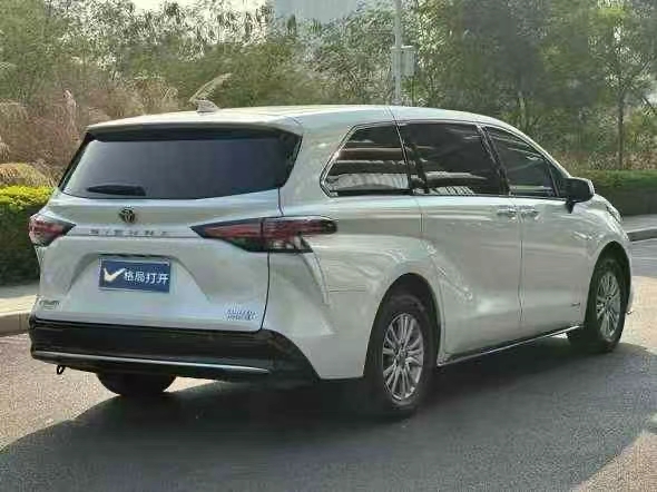 东莞22年丰田塞纳8