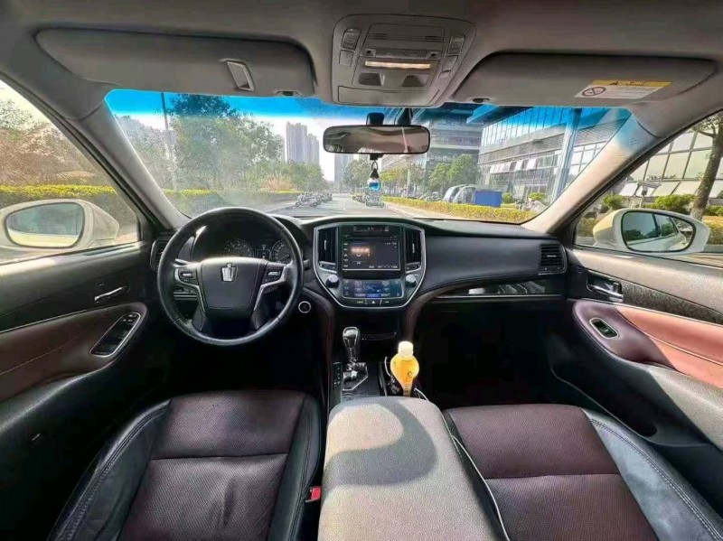 东莞19年丰田皇冠5