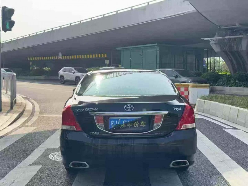 广州11年丰田皇冠9