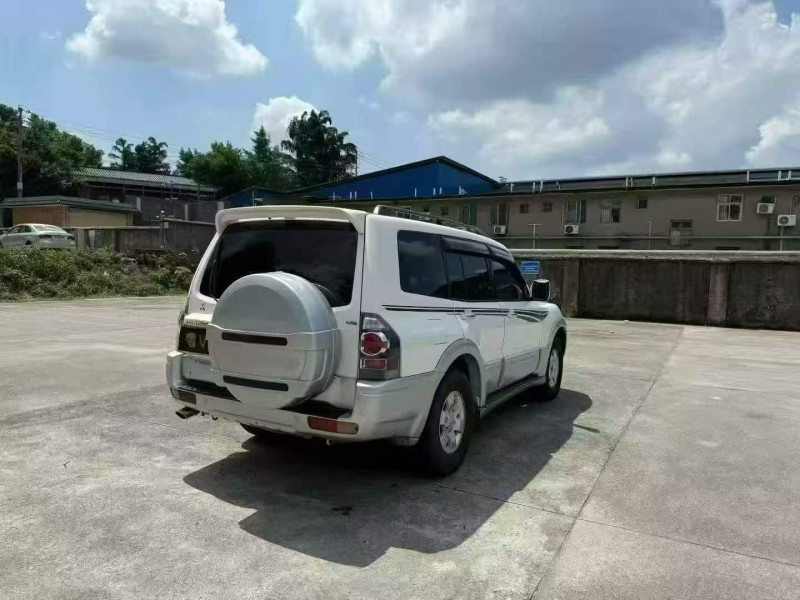 广州15年三菱帕杰罗5