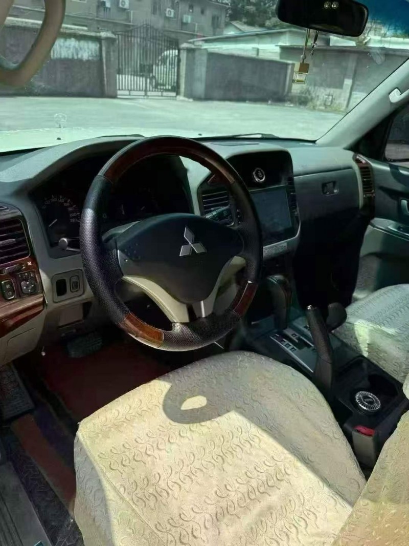广州15年三菱帕杰罗8
