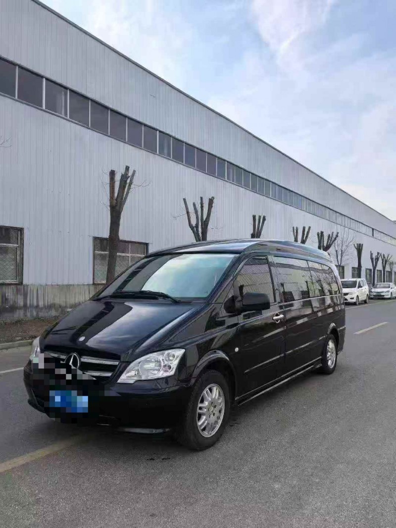 青岛16年奔驰唯雅诺2