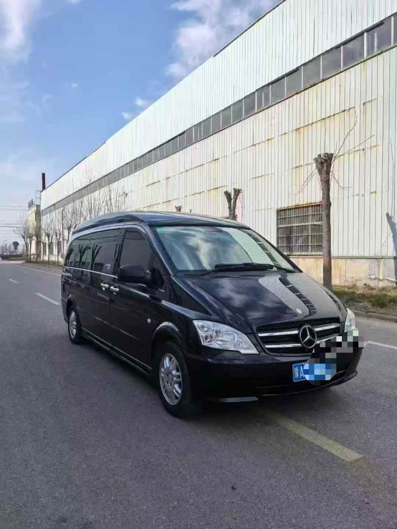 青岛16年奔驰唯雅诺3