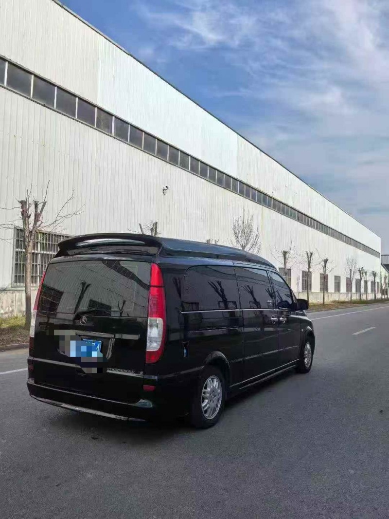 青岛16年奔驰唯雅诺7