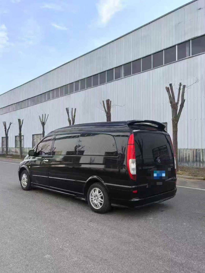 青岛16年奔驰唯雅诺8