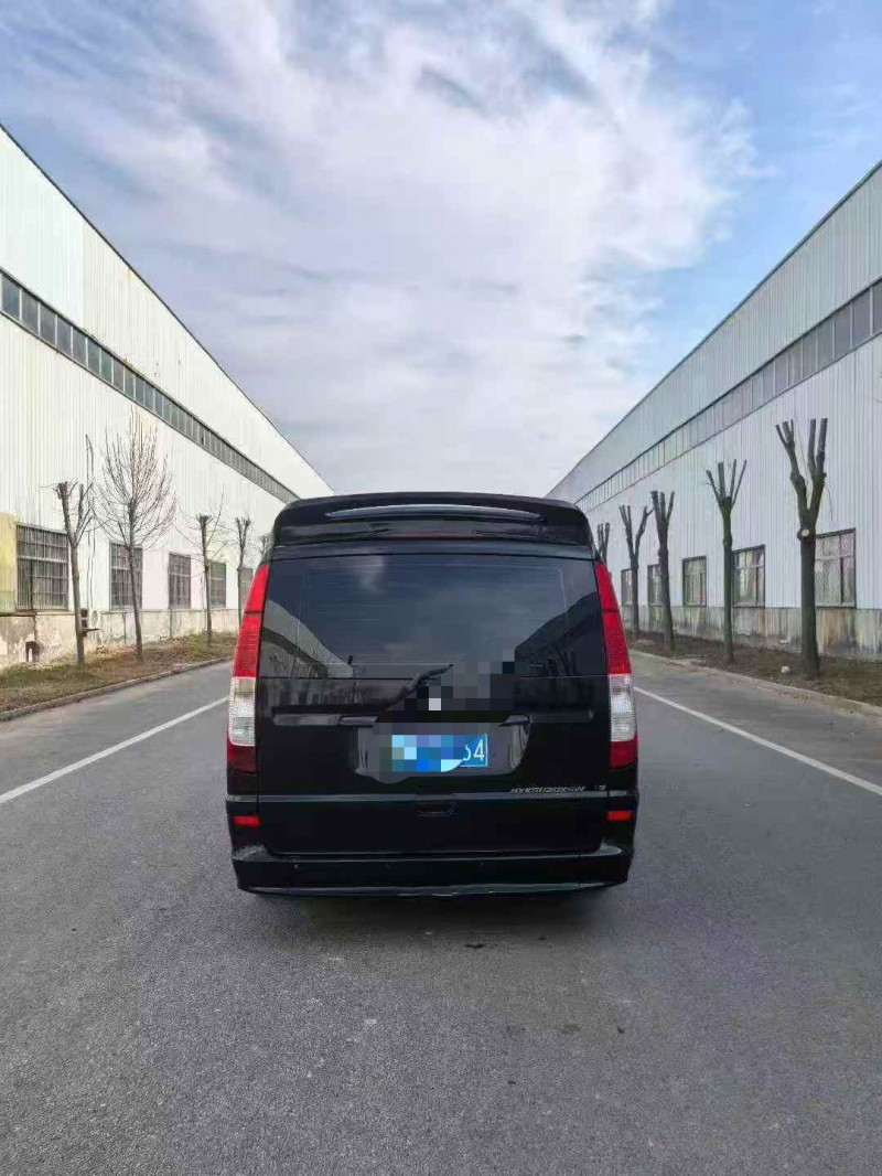 青岛16年奔驰唯雅诺9