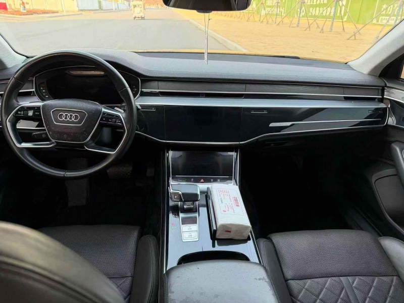 济宁21年奥迪A8L6