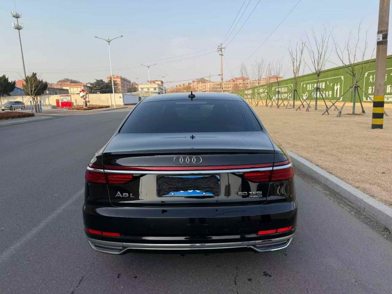 济宁21年奥迪A8L9