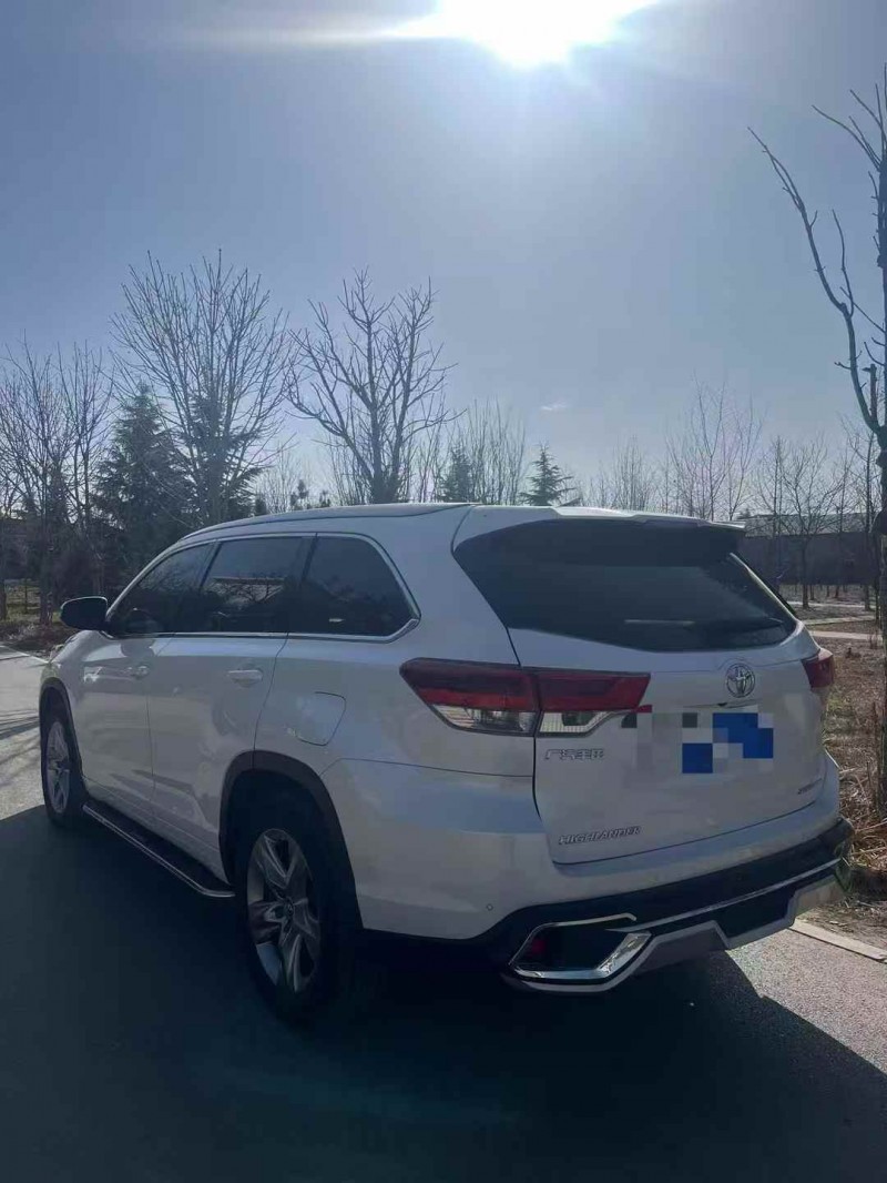 白银22年丰田汉兰达7