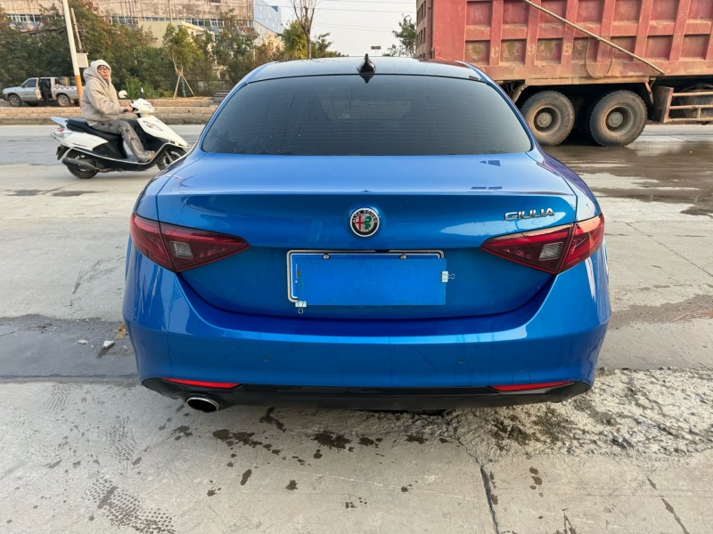 潮州19年阿尔法·罗密欧Giulia9