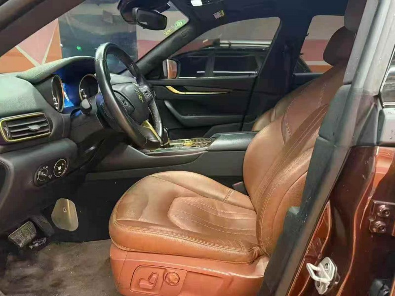 张家界18年玛莎拉蒂Levante4