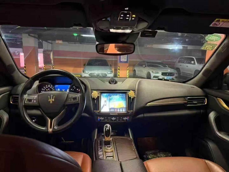 张家界18年玛莎拉蒂Levante6