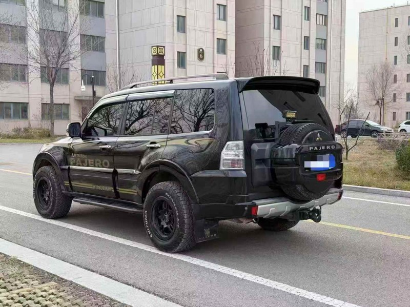 济南13年三菱帕杰罗8