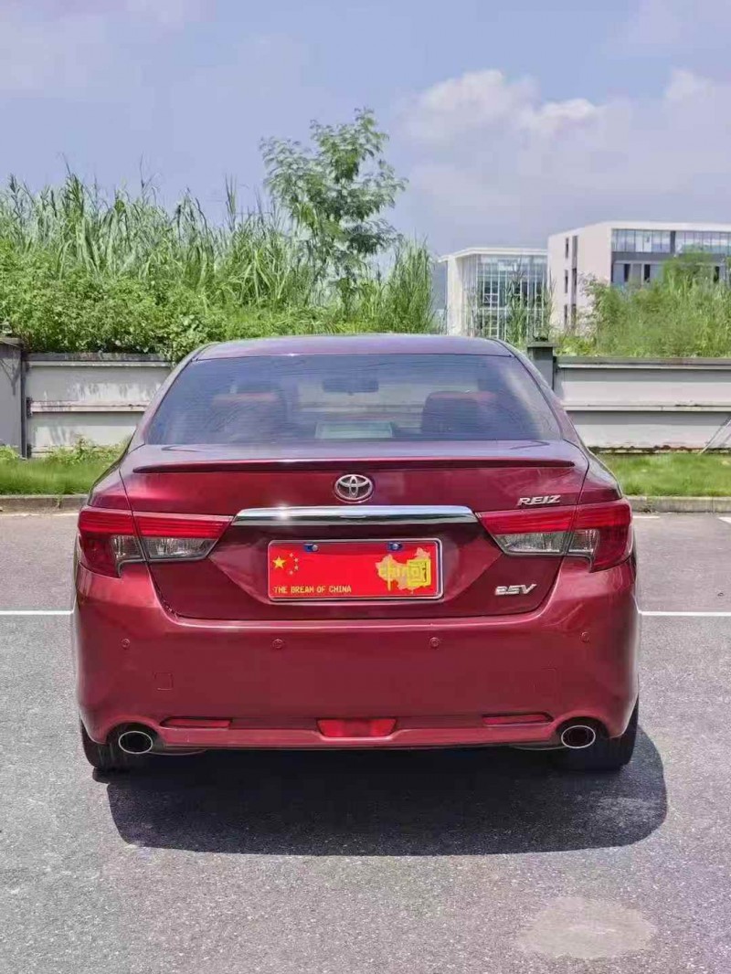 广州17年丰田锐志8