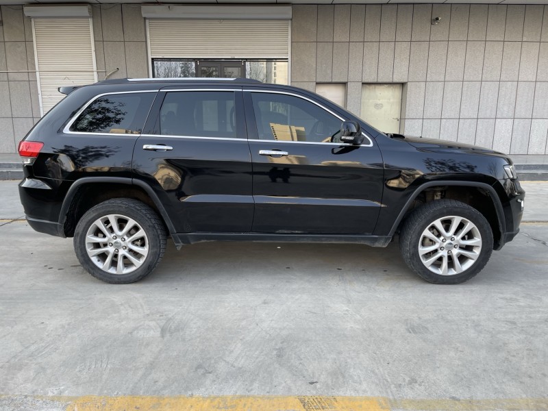 济宁19年Jeep大切诺基7