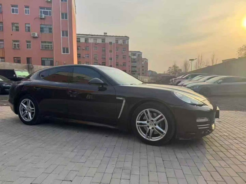 保定13年保时捷帕拉梅拉3