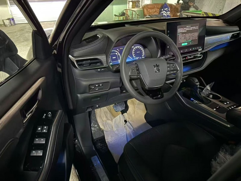 济宁25年丰田皇冠4