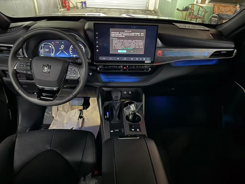 济宁25年丰田皇冠5