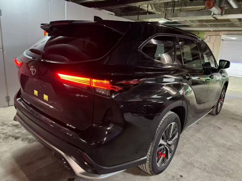 济宁25年丰田皇冠8