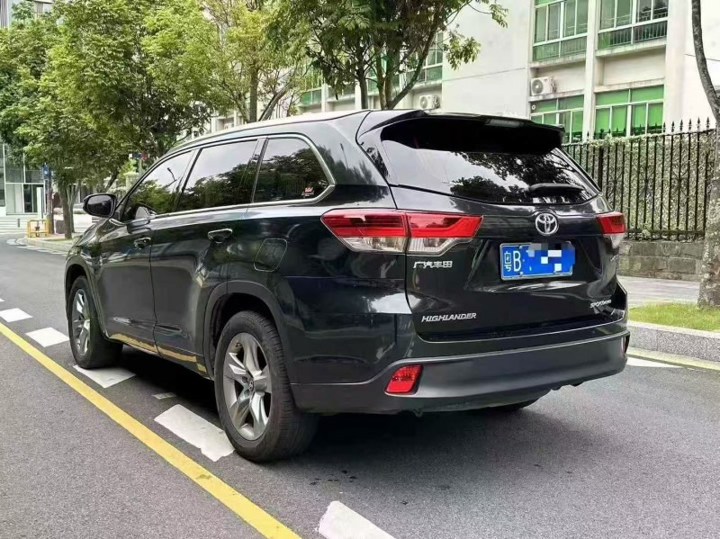 深圳22年丰田汉兰达7