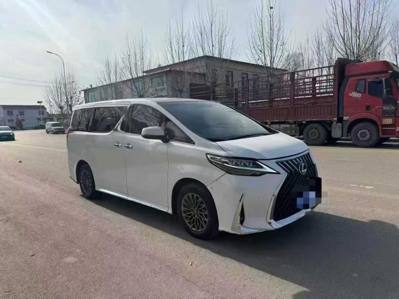 济宁16年雷克萨斯LM雷尔法3