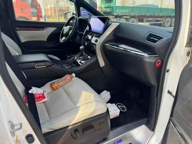 济宁16年雷克萨斯LM雷尔法6