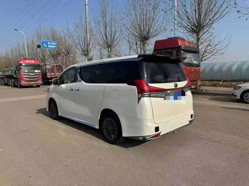 济宁16年雷克萨斯LM雷尔法8