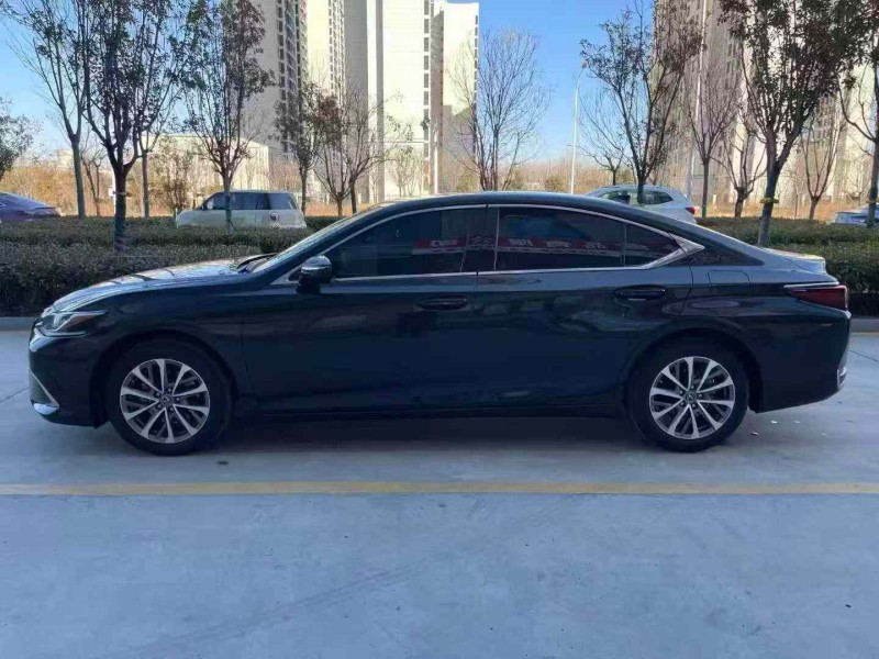 济宁23年雷克萨斯ES8