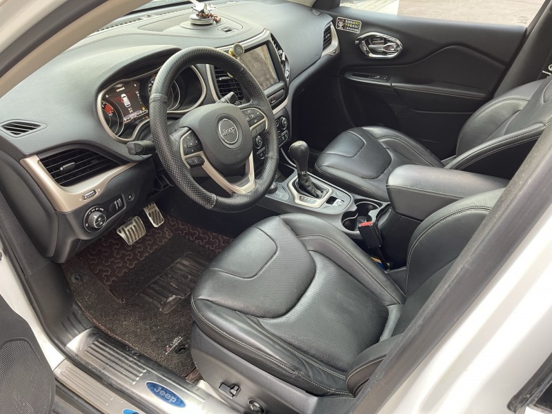 济宁17年Jeep自由光7