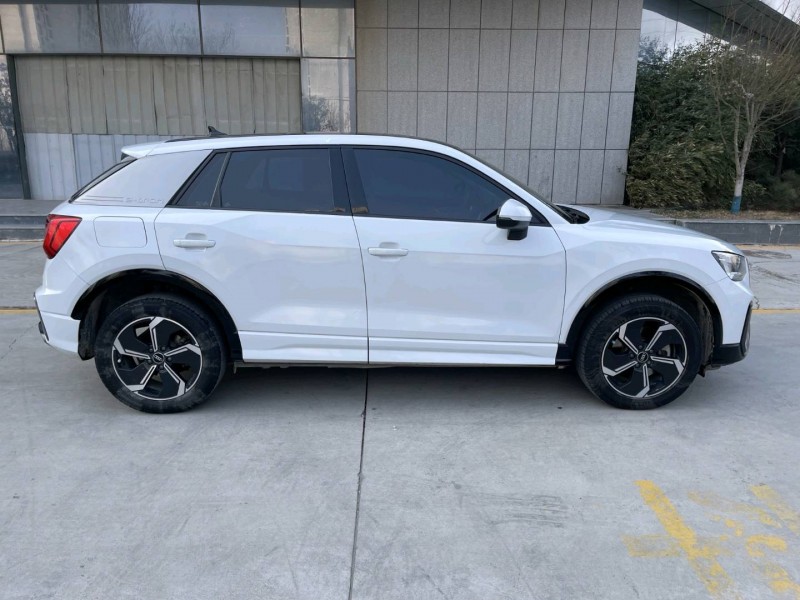 济宁22年奥迪Q28