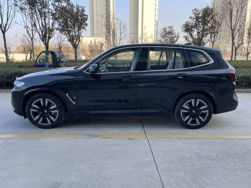 济宁24年宝马IX38