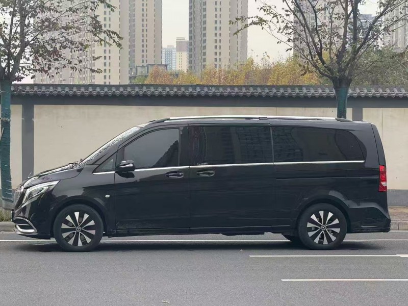 郑州21年奔驰威霆8