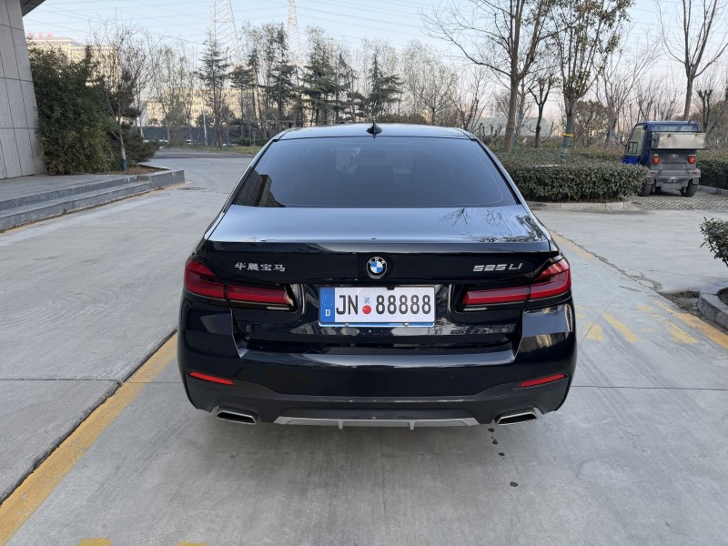 济宁22年宝马5系8