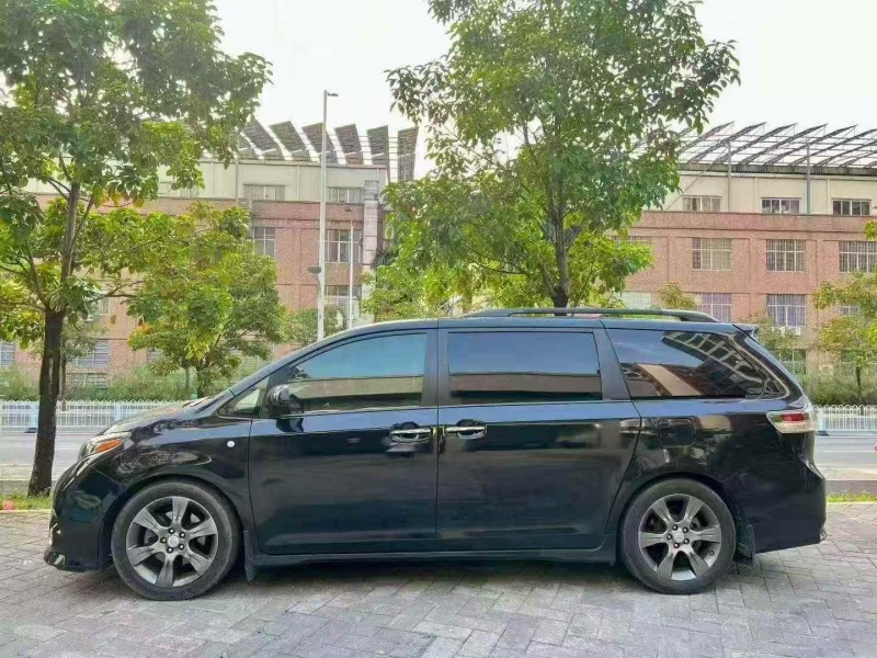 广州16年丰田塞纳2