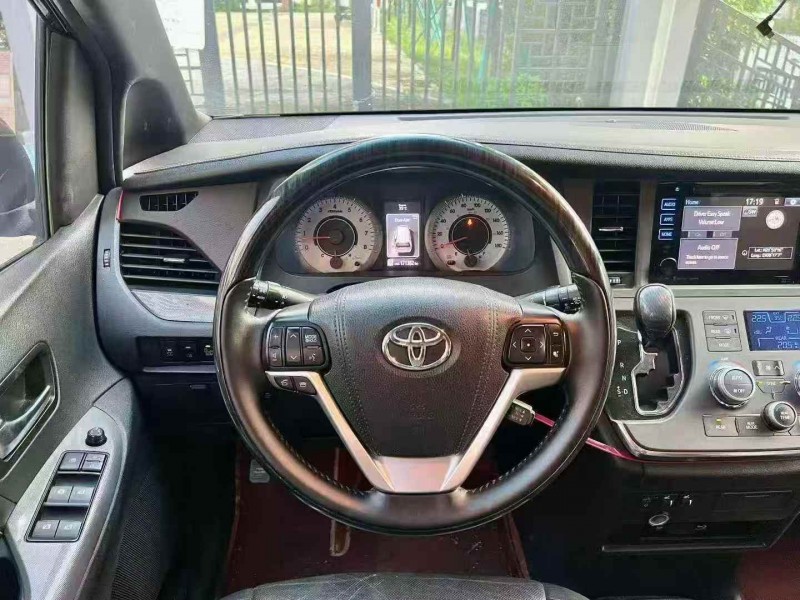 广州16年丰田塞纳8